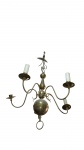 Lustre pendente estilo holandês em metal dourado  corpo central esférico e fuste torneado, ostentando 5  hastes curvas em S com pontos de luz eletrificados (falsas velas) e pátina natural do tempo. Medindo aproximadamente  87 x 64 cm