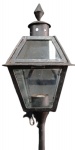 Luminária de parede para 1 lâmpada. Confeccionada em ferro em pátina preta, proteção em vidro. Perfil para fixação em parede, apresenta geométricos em vazados e braço em volutas. A peça apresenta pequenos desgastes de uso, conforme fotos. No estado. Medidas: 60 cm de altura (aproximadamente)