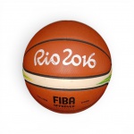Bola de basquete oficial de colecionador, marca Molten, edição especial dos Jogos Olímpicos Rio 2016. Apresenta o logotipo oficial do evento e o design exclusivo de 12 painéis com grafismos em verde e amarelo. Traz o selo de homologação internacional "FIBA Approved" para a Categoria 6 (tamanho oficial do basquete feminino e juvenil). Peça histórica e de excelente apelo estético para colecionadores de memorabilia esportiva.  Excelente estado. Textura e estampas totalmente preservadas, sem sinais de uso.