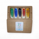 Conjunto comemorativo original da cidade de Osaka "Jogos Olimpicos de 2008 " contendo 5 Hashioki oficiais da campanha Osaka 2008 coloridos em resina acondicionados em estojo original  de madeira , medindo 3 x 9 x 16 cm Peça de colecionador.
