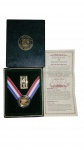 Moeda Liberty oficial de Gold Five  Dollar Proof   de 5 dolares ( Proof)  comemorativa do centenário dos Jogos Olímpicos de Verão , Atlanta 1996 , emitida pela casa da moeda dos EUA e 1 pin em metal dourado com marcas do tempo ,   acompanha certificado, 24 k.,  Peso 8,359 g  ,  diâmetro 21.59 mm . Estojo  original. Peça de colecionador .
