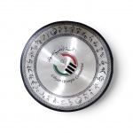 Prato Comemorativo  Comitê Olímpico Líbio  em metal prensado com acabamento escovado. Emblema central do Libyan Olympic Committee em esmalte colorido e moldura decorada com pictogramas de modalidades esportivas,  fixação em parede. Medida: 30 cm de diâmetro.