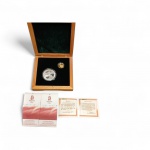IMPORTANTE CONJUNTO COMEMORATIVO OFICIAL  DOS JOGOS OLIMPICOS DE VERÃO 2008 - BEIJING , EMITIDAS PELA CHINA GOLD  INCORPORATION  , PEQUENA MEDALHA DE OURO PESO 4 GR E PRATA PESO 32 GR , ENCAPSULADAS EM ACRILICO E   ESTOJO ORIGINAL DE MADEIRA E CERTIFICADOS .PEÇA DE COLECIONADOR.