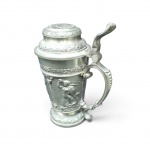 Caneca com tampa em estanho polonês  da manufatura POL-ART. Edição comemorativa do quadricentenário de Varsóvia ("Warszawa  400 Lat Stolica"). Corpo trabalhado em relevo com a Sereia de Varsóvia (Syrenka) e tampa articulada com o brasão da Polônia. Medidas: 18 x 14 cm.