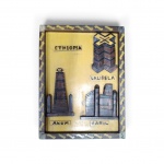 Quadro decorativo artesanal em marquetaria e relevo retratando patrimônios da Etiópia (Axum, Lalibela e Fasil). Medidas: 40 x 30 x 2 cm. Apresenta quebrados/bicados na madeira, marcas do tempo e desgastes no verso. Vendido no estado em que se encontra."