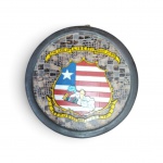 Painel Decorativo de Parede  República da Libéria  artesanal  em madeira , apresenta fundo em mosaico geométrico com o escudo nacional pintado à mão, destacando a bandeira da Libéria, o mapa dos condados e o lema oficial: "The Love of Liberty Brought Us Here". Excelente item para colecionadores de arte étnica ou memorabilia internacional. Diâmetro 39 cm