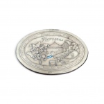 Placa decorativa oval em madeira e  couro trabalhado em relevo  ilustrando a cultura e paisagem da Nicarágua. Assinada, datada de 2016 e com suporte no verso. Mede 29 x  43 x 2,5 cm.