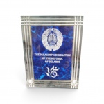 Placa Comemorativa em Acrílico  Delegação Paralímpica da Bielorrússia  em acrílico com bordas relevadas, fundo azul marmorizado com brasão nacional, logotipo do Comitê Paralímpico. Medidas: 26 x 20 x 1 cm, bom estado.