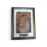 HENDRIK VREY - 1951 - " Leão  Namíbia " Pirogravura sob couro bovino curtido , com placa em couro Comemorativa na parte inferior com as inscrições: "With Appreciation and Thanks from Team Namibia to Rio 2016". Assinado no canto inferior esquerdo "H. Vrey - Namibia".Jogos Olímpicos Rio 2016  Excelente estado, moldurado em madeira  .Nota sobre o artista: Hendrik Vrey é um renomado artista nascido na África do Sul em 1951 e radicado na Namíbia, especializado na técnica de pirogravura (desenho com ferro em brasa) sobre couro desde 1974. Medidas da Moldura: 42 x 32 cm