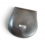 Clássico e elegante porta-moedas Vintage da  Gucci  timbre da grife italiana confeccionado em couro legítimo marrom escuro com textura granulada.. Item sofisticado, compacto e de excelente qualidade.