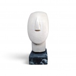Escultura Réplica de Cabeça Cicládica  Museum of Cycladic Art (Atenas )(Grécia, c. 2800 - 2300 a.C.) simulando mármore grego sobre base em mármore negro , Selo de autenticidade da tiragem do museu no dorso (CYCLADIC ART MUSEUM). Altura total: 50 cm e  Base: 5 x 10 10 cm. Em perfeito estado.
