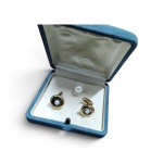 MIKIMOTO  Conjunto de abotoaduras e Alfinete de Gravata em Ouro 18K (750)  cravados com pérolas cultivadas Mikimoto e detalhe central em ônix. Acompanha estojo original de época em veludo azul com timbre da Maison (Ginza - Tokyo). Peças assinadas, em excelente estado de conservação .Peso total bruto: 14,0 g.