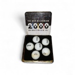 Conjunto de  6 bolas de golfe lançado para celebrar a chegada do novo milênio no ano 2000.  As bolas apresentam o logotipo Stealth com personalização temática "2000" e confetes coloridos. Lata litografada original com design festivo e berço interno em veludo negro Estado de Conservação: A lata apresenta marcas naturais de oxidação e desgaste pelo tempo nas bordas (pátina de época). Algumas bolas apresentam leve amarelamento natural do material, típico de itens de celuloide/polímeros com mais de 25 anos.