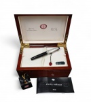 Magnífica caneta tinteiro da prestigiada manufatura italiana Aurora, pertencente à exclusiva Jewelry Collection (Coleção Joia), em edição limitada comemorativa dos Jogos Olímpicos de Inverno de Turim 2006. Uma peça que transcende a escrita, posicionando-se como uma verdadeira joia da engenharia italiana. Tampa  Executada em Prata de Lei 925 maciça, com sofisticado acabamento em guilhochê de padrão diamante e gravação oficial dos Anéis Olímpicos. Anel central com a icônica "Grega" Aurora e contrastes de pureza do metal. Resina italiana negra de alto brilho com acabamento "piano". Pena  Em Ouro Maciço 18 Kt com banho de ródio. Ponta de escrita suave e fluxo impecável. Acessórios e Itens Inclusos (Conjunto Completo) Estojo de Luxo  em madeira nobre com verniz de alto brilho e Selo de cera original Aurora (vermelho)
