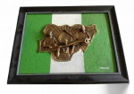 Arte  Popular Nigeriana-   A/ madeira -  com ornamento  de resina em relevo , medindo 39 x 54 cm