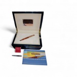 Rara Caneta  tinteiro  italiana "Caran d' Ache "de Luxo Edição Limitada 250/776  - pena de ouro maciço 18 k com banho de rodio ou platina  sobre o ouro-  madeira marmorizada   lançada como parte da  coleção oficial "Return to the Roots" (Retorno às Raízes), para celebrar os Jogos Olimpicos de Atenas 2004 . Excelente estado de conservação, sem marcas de uso   "  com certificado , conversor de tinta  e estojo original em madeira laqueada na cor preta .OBS importante: 75 % de ouro puro  e 25% de outros metais .