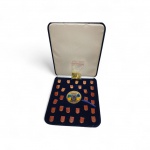 Coleção de Pins Olímpicos - Ucrânia (Pequim 2008) Exclusivo conjunto comemorativo da delegação da Ucrânia para os Jogos Olímpicos de Pequim 2008, esmaltado com as cores da bandeira e o brasão nacional ,  contém 23 Pins de Modalidades  com  pictogramas dourados das diversas disciplinas esportivas , estojo original. Excelente estado de preservação sem sinais de oxidação ou desgaste no esmalte.