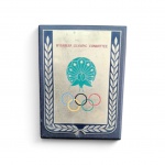 Placa Comemorativa - Comitê Olímpico de Mianmar  -Placa metálica com o emblema do Myanmar Olympic Committee em relevo pavão real e anéis olímpicos sobre base de madeira azul-marinho. Verso com suporte reclinável de madeira. Medidas: 21 x 15 cm. Bom estado, com marcas sutis do tempo.