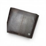 Carteira Masculina Montblanc  - Made in Italy -  modelo bifold em couro legítimo granulado na cor marrom-escura. Exterior com costura vertical e clássico emblema da estrela Montblanc em metal resinado. Interior composto por quatro divisórias para cartões, compartimento para cédulas e porta-moedas com fechamento por aba de pressão. Apresenta gravação da marca em relevo ,  marcas leves de uso natural nas bordas. Medidas: 10 cm x 21 cm (aberta).