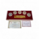 Belissimo conjunto comemorativo oficial dos Jogos Olimpicos de Pequim 2008 composto por 5 medalhões dourados  em relevo e aplicações coloridas esmaltadas  acondicionadas em capsulas acrilicas ,  representando  os mascotes dos jogos, estojo original revestido em veludo vermelho, placa  e certificado de autenticidade ,  numerado , edicão limitada. PEÇA DE COLECIONADOR.
