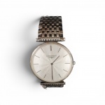 Relógio Longines "La Grande Classique"  Ref. L4.766.4 consagrada manufatura suíça Longines, linha La Grande Classique. Caixa ultra-fina em aço inoxidável com aprox. 36mm de diâmetro. Mostrador prateado com refinado trabalho guilhochê , algarismos palito e ponteiros bastão. Pulseira articulada em malha de aço original com fecho oculto assinado. Movimento suíço a quartzo. Número de série 36337521. No estado (parado, necessita de troca de bateria/revisão). Ótimo estado de conservação estética.