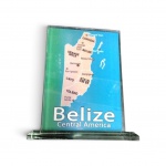 Peça decorativa em vidro lapidado com base de apoio estampa colorida do mapa de Belize (América Central) com divisão territorial e principais cidades perfeita ,Medida total  15 x 13 cm.