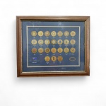 Conjunto de 24  medalhas  com emblemas  oficiais dos jogos Olimpicos de   1896- 2000    de diferentes países , 763/ 5000  edição limitada , medindo 44 x 54 cm