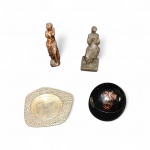 Quatro peças decorativas sendo : 1 do comite Organizador das Olimpiadas de Inverno de 1998 realizada em Nagano  Japão, altura 9 cm  , 1 porta cartão comemorativo com anéis olimpicos e o lema " Citius, Altius, Fortius " em metal   medindo 14 x 14 cm aproximadamente, 1 escultura em metal dourado da "Venus de Milo" altura 14 cm e 1 escultura representando   " A  fazedora de tamancos " altura 12 cm