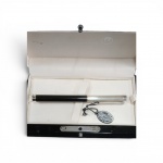 Caneta Tinteiro  em Prata 925 da renomada manufatura alemã Waldmann,  corpo em laca negra de alto brilho e tampa em Prata de Lei 925 (Sterling Silver) com acabamento guilhochê em linhas verticais. Acompanha tag original de autenticidade da prata e estojo de luxo oficial da marca.  Excelente estado de conservação