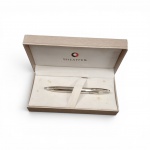 Caneta Esferográfica Sheaffer "Bob's" em metal cromado com corpo canelado. Edição promocional de época com logotipo gravado da rede Bob's. Mecanismo por torção, em pleno funcionamento. Acompanha estojo rígido original Sheaffer. Excelente estado de conservação (apenas discretas marcas do tempo no estojo).  Funcionando.