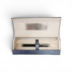 Caneta Tinteiro Montegrappa Edição Especial COI "Jacques Rogge"- Rara caneta tinteiro da manufatura italiana Montegrappa, em resina preciosa preta com acabamentos prateados e os Anéis Olímpicos gravados em baixo-relevo na tampa. Trata-se de uma prestigiosa edição institucional de distribuição restrita da presidência do Comitê Olímpico Internacional. Acompanha luxuoso estojo original rígido azul, ostentando em seu interior uma placa metálica com a assinatura gravada de Jacques Rogge (Presidente do COI de 2001 a 2013) e agradecimentos multilíngues. Excelente estado de conservação, com pátina natural do tempo. Peça de alta coleção e relevância histórica esportiva
