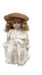 Antiga boneca de coleção roupa em tecido e partes em porcelana com traje  dama antiga em tecido, perfeito estado . Altura 42 cm
