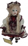 Boneca Alda-  Boneca com trajes de epoca , procedencia Portuguesa, edição limitada por 1 artista Portugues  do Século XVI . Altura 26 cm