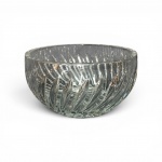 Saladeira (bowl) em cristal translúcido de expressiva espessura. Corpo ornamentado com lapidação em canelados e gomos em relevo espiralado . Borda lisa , medidas: 10 cm (altura) x 18 cm (diâmetro). Perfeito estado.