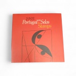 Álbum oficial 1993  com 37 selos de Portugal em Selos / Stamps, publicação comemorativa emitida pelos CTT  Correios de Portugal, reunindo as emissões filatélicas do ano de 1993. Exemplar com capa original em tom vermelho, apresentando design gráfico moderno e identificação bilíngue (português/inglês). Série completa dos selos emitidos em 1993 Blocos comemorativos do período Informações técnicas sobre cada emissão Impressão de alta qualidade em papel especial .Excelente Estado de conservação