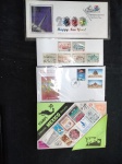 Lote de Filatelia Internacional (4 Itens)1) Comemorativo EUA (1999): Cachet oficial da virada do milênio (Times Square 2000) com carimbo postal de 31/12/1999 e relevo metálico. 2) Bloco de Selos Hungria: Conjunto de 6 selos (Magyar Posta) com gravuras de paisagens e arquitetura histórica de Buda, Pest e Budapeste.3. Envelope Comemorativo Olímpico China: Emissão comemorativa da visita do COI para a candidatura dos Jogos Olímpicos de Pequim, com selos do Templo do Céu. 4) Pacote Temático México: Cartela "50 Diferents  STAMPS MEXICO"  contendo seleção de selos postais e aéreos do século XX  (temas históricos, arquitetura e direitos humanos).  Conservados
