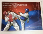 Conjunto filatélico comemorativo Anniversary Stamp Pack of Taekwondo Day, lançado em 04 de setembro de 2008, alusivo ao Dia do Taekwondo.Produzido pela Taekwondo Promotion Foundation (TPF), entidade oficial da Coreia do Sul dedicada à promoção do Taekwondo como patrimônio cultural e esportivo, o estojo apresenta acabamento em material aveludado na cor vinho, com inscrições em dourado na capa, cantos com detalhes metálico decorativo conferindo elegância e apresentação diferenciada. Trata-se de edição comemorativa especial, destinada a colecionadores de filatelia temática (esportes, artes marciais, Olimpíadas) e apreciadores da cultura coreana. Peça de caráter institucional, com potencial de valorização dentro do segmento esportivo.Estado de conservação: bom estado geral, com leves sinais externos de manuseio no estojo, conforme imagens. Toal 28 selos.