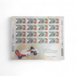 Bloco comemorativo emitido pelos Correios do Brasil no ano 2000 em homenagem ao tricampeão mundial de Fórmula 1, Ayrton Senna,   apresentando imagem do piloto e seu icônico carro de Fórmula 1. Na parte inferior, arte especial com o carro e a inscrição:  Poucos heróis conseguiram permanecer no coração de um povo. Ayrton, obrigado! Emissão oficial Impressão: Casa da Moeda do Brasil Excelente peça temática (esporte / automobilismo) Ideal para colecionadores e fãs de Fórmula 1, contém 16 selos