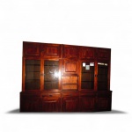 Grande estante buffet em madeira maciça  estrutura composta por corpo superior com vitrines envidraçadas e prateleiras internas, Parte inferior em formato buffet, com  5 gavetas e amplos compartimentos com portas,  Ferragens em metal, Medidas: 3,31 m (largura) x 2,50 m (altura) x 46 cm (profundidade).Estado de conservação: Apresenta sinais de uso e marcas do tempo, sem prejuízo de sua estrutura e funcionalidade.