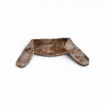 Elegante  estola  confeccionada em pele de toque macio  em tons degradê de marrom, bege e mel alongando nas extremidades, Apresenta forro em tecido acetinado , Século XX. medindo 2 cm (espessura) x 46 cm (comprimento total) x 24 cm (largura/profundidade máxima). Em bom estado geral de conservação.