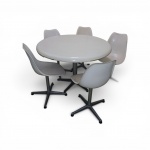 Conjunto Vintage de Mesa e 5 Cadeiras Giratórias para copa estilo Mid-Century Modern (anos 1970/1980) Tampo circular revestido em fórmica na cor branca, guarnecido por perfil/borda metálica. Base central de coluna em ferro pintado com pés em estrela e 5 cadeiras giratórias com assento e encosto monobloco (concha) em fibra de vidro ou polipropileno branco.  Medidas da Mesa: 1,10 x 73 cm ,no estado. Apresenta marcas estruturais de época, oxidação natural nos pés de metal e leve desgaste/descolamento pontual no acabamento da borda do tampo ( RETIRADA COM AGENDAMENTO NA TIJUCA )