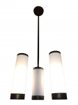 Lustre Pendente Modernista  Estilo Mid-Century  Anos 50/60 com dois lumes estrutura linear horizontal em metal ouro velho, sustentando duas cúpulas cilíndricas laterais em vidro opalina branco leitoso. Haste central fixa com canopla circular. Apresenta pátina natural do tempo e desgaste no metal que atestam sua época. Vidros íntegros. Medidas: 90 x 50 cm aproximadamente, marcas de oxidação decorrentes do tempo. Funcionando.( retirada com agendamento na Tijuca )