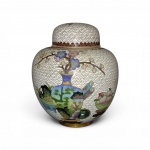 POTE  BOJUDO COM TAMPA EM ESMALTE CLOISONNÉ ginger jar em esmalte sobre metal. Fundo branco decorado com padrão de nuvens, vasos com flores de ameixeira, pêssegos da longevidade e objetos  da tradição chinesa ,Interior em esmalte azul-turquesa. China, meados do séc. XX. Altura: 15 cm.  Bom estado