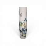 Vaso Cilíndrico em Cerâmica Oriental  Taiwan esmaltada ,pintura policromada retratando uma paisagem tradicional asiática com montanhas, árvores , rio   base com selo vermelho "TAIWAN R.O.C.". Circa final do século XX. Medidas:  12 x 48 cm Bom estado