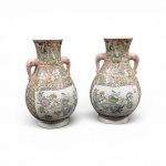 Par de Vasos em Porcelana Chinesa Família Rosa , séc. XIX (Dinastia Qing)  Marca de reinado Xianfeng (1851-1861). Importante par de vasos de exportação decorados com reservas florais, peônias, pêssegos e vasos rituais sobre fundo densamente florido. Alças laterais moldadas em formato de cabeças de elefante. Base com marca de seis caracteres em vermelho. Dimensões: 38 x 22 x 12 cm (cada).Estado: Bom estado geral, com marcas e desgastes naturais do tempo.