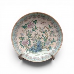Medalhão em Porcelana Chinesa Famille Rose decorado nos esmaltes da Família Rosa. Campo central com rica composição de jardim oriental  decorado  peônias e magnólias em flor. Aba interna ornada com refinada cercadura  sobre fundo azul-turquesa  ,selo  vermelho de ferro com caracteres apócrifos do período Qianlong.  meados do século XX.   Bom estado geral, com ligeiro desgaste natural na douração. diâmetro 46 cm