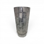 Grande Vaso de Cristal Lapidado  translúcido de generosa espessura. Corpo cônico ornado com sofisticada lapidação geométrica, alternando painéis facetados e relevos em ponta de diamante. Base circular adensada., Base com pequenos quebrados. Medidas: 36 cm (altura) x 18 cm (diâmetro do bocal).