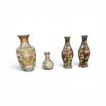 Conjunto de 4 Vasos em Esmalte Cloisonné Oriental composto Vaso maior: Decoração de flores de lótus sobre fundo dourado. Altura: 16 cm .Mini vaso: Bojo globular com motivos florais. Altura: 8 cm e Par de vasos facetados: Corpo hexagonal com fundo escuro, decorado com galhos floridos e pássaros. Altura: 14 cm cada. Desgaste na base e no metal.