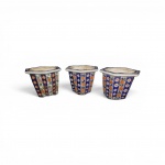 Três  Vasos/Cachepôs Hexagonais em Porcelana Estilo Imari  formato hexagonal com corpo facetado em gomos verticais decoração policromada com motivos florais nas cores azul-cobalto, coral e filetes em ouro.  Século XX. Medidas: 13 cm (altura) x 16 cm (diâmetro da boca). Bom estado geral, com discretas marcas de uso .