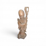 Escultura Oriental  em Madeira maciça  representando  Deus taoísta da longevidade. A figura apresenta rica expressividade no entalhe,  Altura: 37 cm  Bom estado  com marcas naturais decorrentes da idade da madeira.